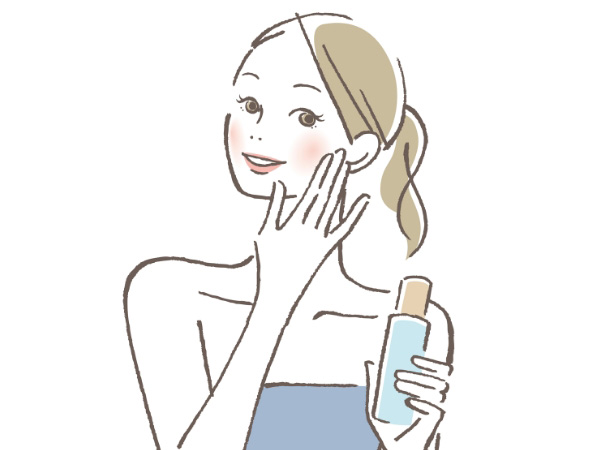 フェアリースキン Gツヤセラム 美容液を顔全体に薄く塗布している様子