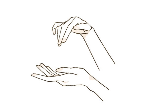 フェアリースキン 薬用M ホワイトローションを500円玉大ほど⼿に取っている様子